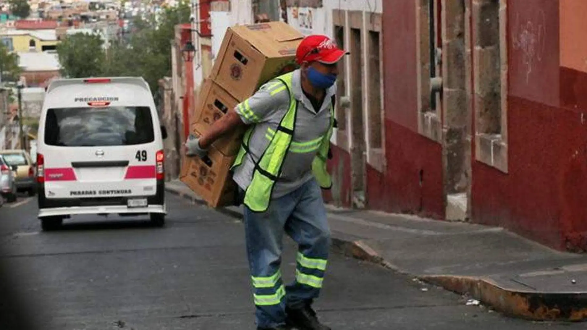 hombre cargando cartones de cerveza